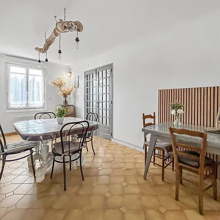 Maison Familiale Traditionnelle Avec Terrasse Villa